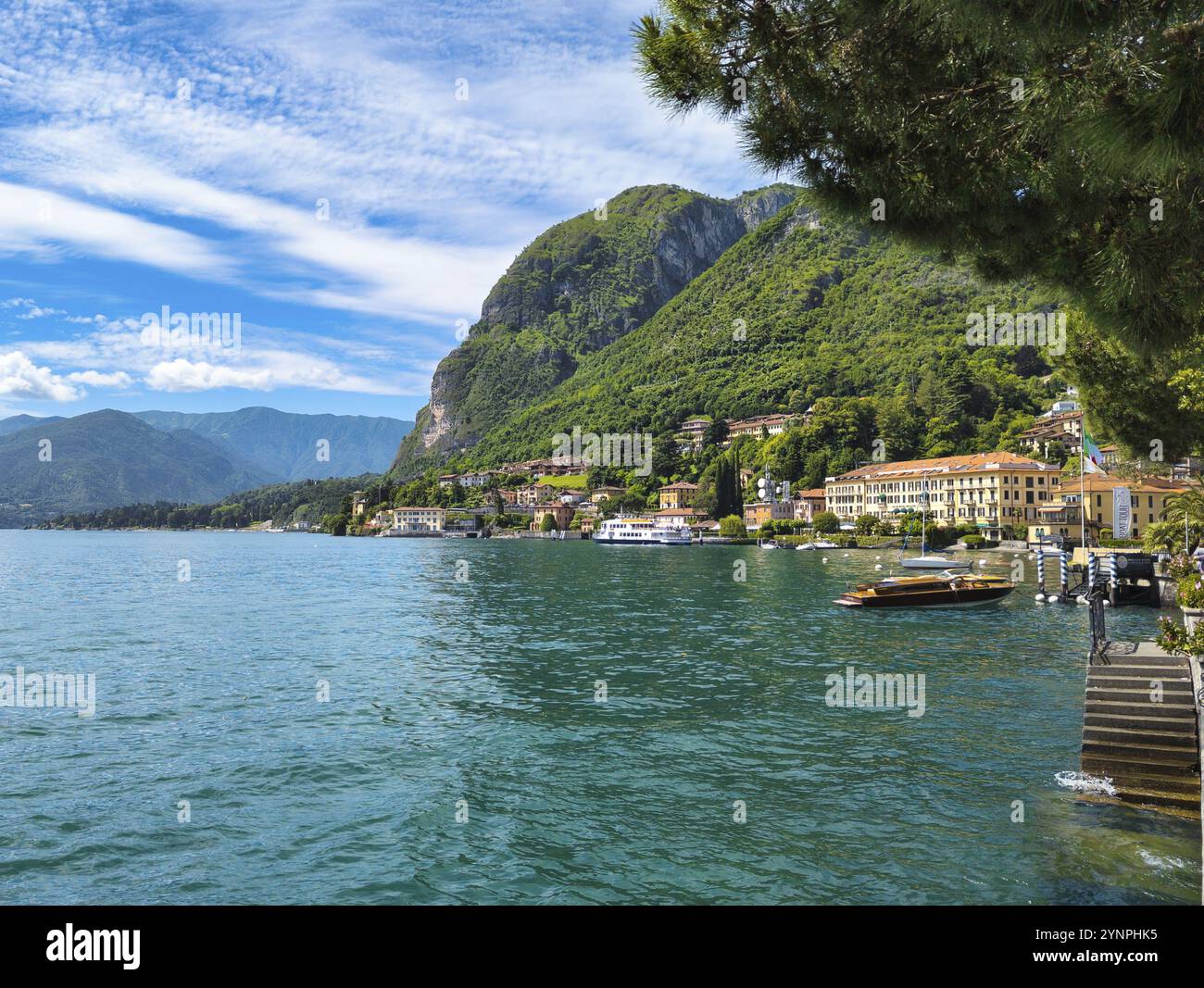 Una vista sul Lago di Como vicino a Menaggio in Italia in estate Foto Stock