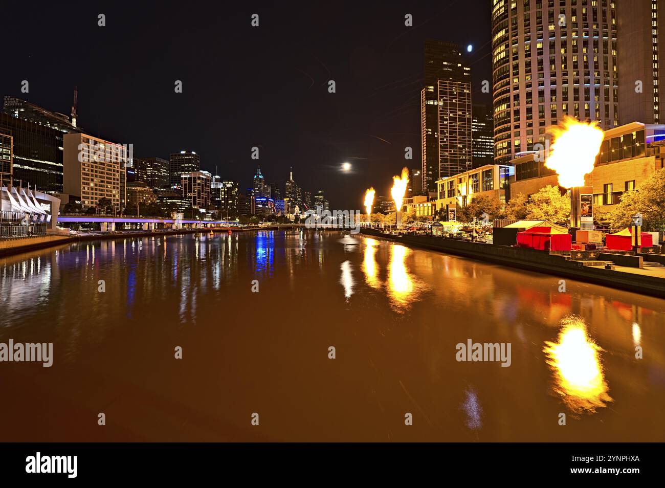 Lo skyline di Melbourne e il fiume Yarra di notte. Si è verificato un evento di luna di sangue e la preparazione per la Formula 1 Foto Stock