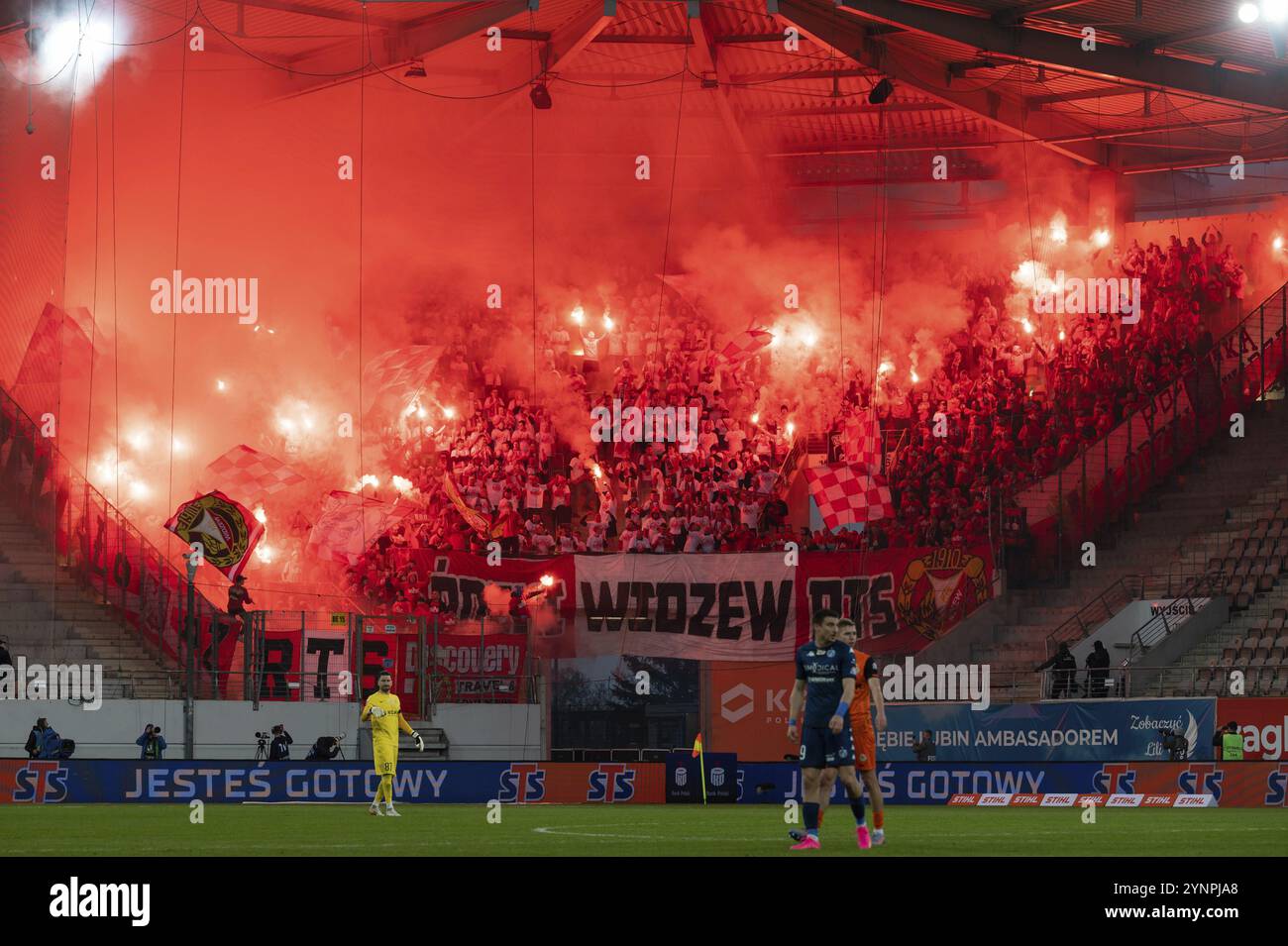 LUBIN, POLONIA - 29 APRILE 2023: Partita di calcio polacca PKO Ekstraklasa tra KGHM Zaglebie Lubin e Widzew Lodz 2:0. I sostenitori di Widzew bruciano il bagliore Foto Stock