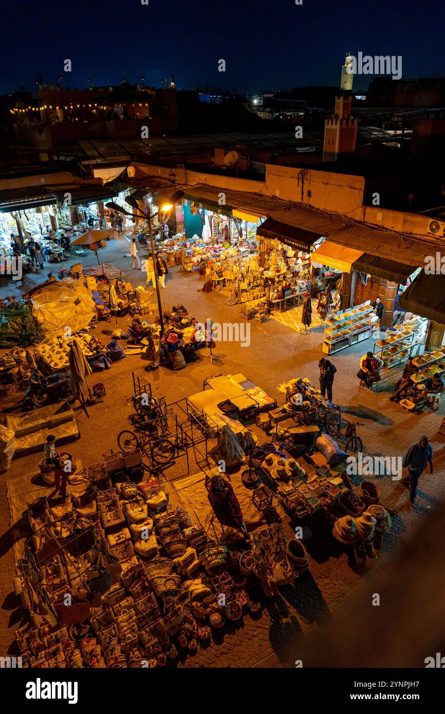 Vista panoramica notturna della Piazza delle spezie illuminata a Marrakech, Marocco Foto Stock