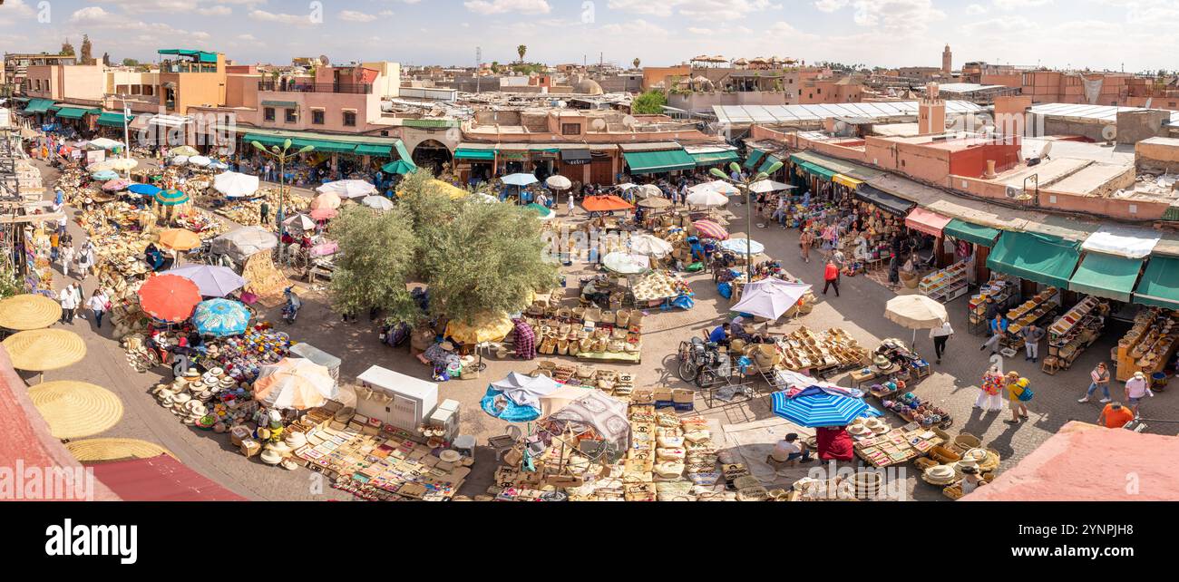 Vista panoramica diurna della vivace Piazza delle spezie a Marrakech, Marocco Foto Stock