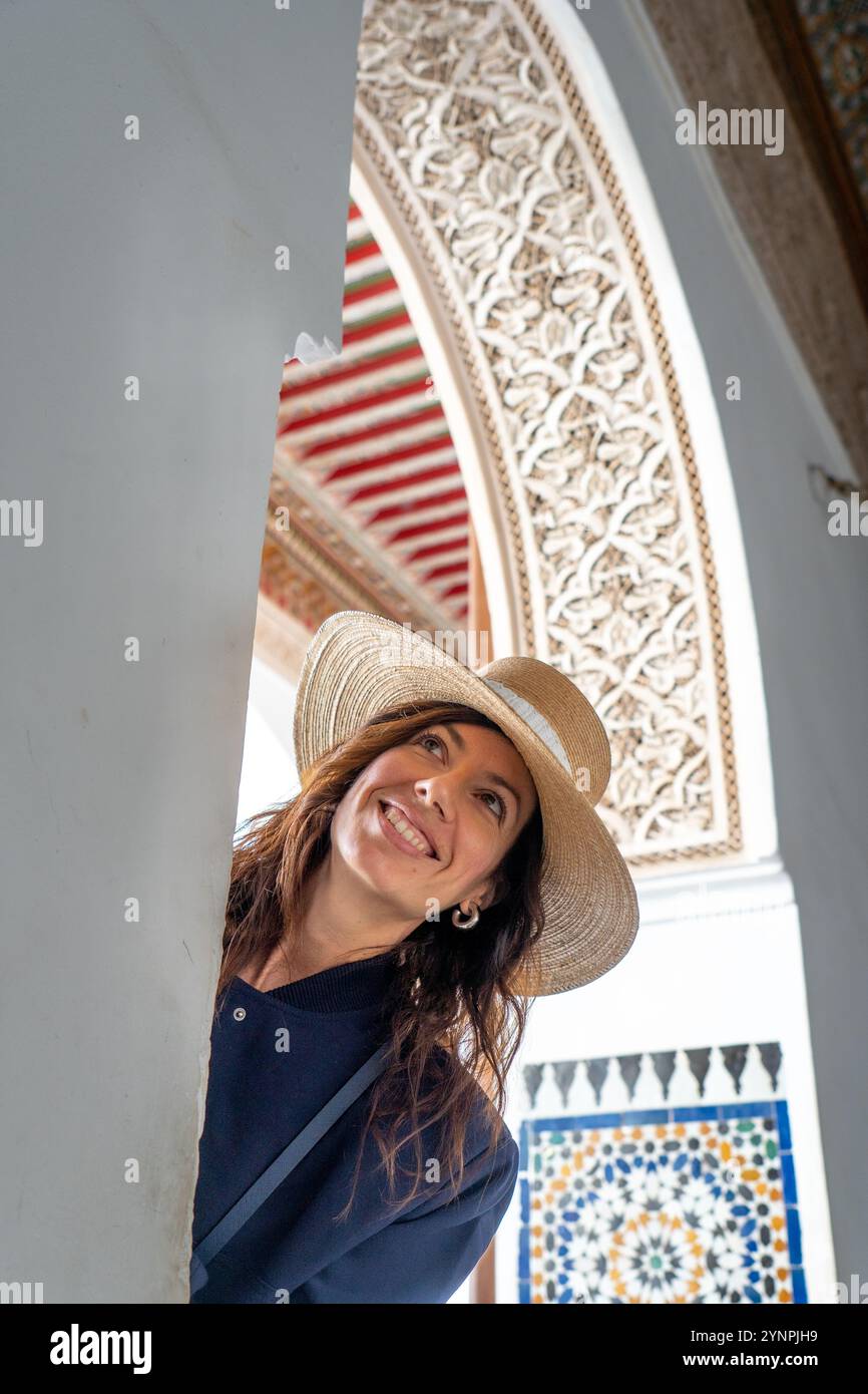 Giovane donna dai capelli scuri in Navy Blazer e gonna bianca in posa al Palazzo Bahia di Marrakech, Marocco Foto Stock