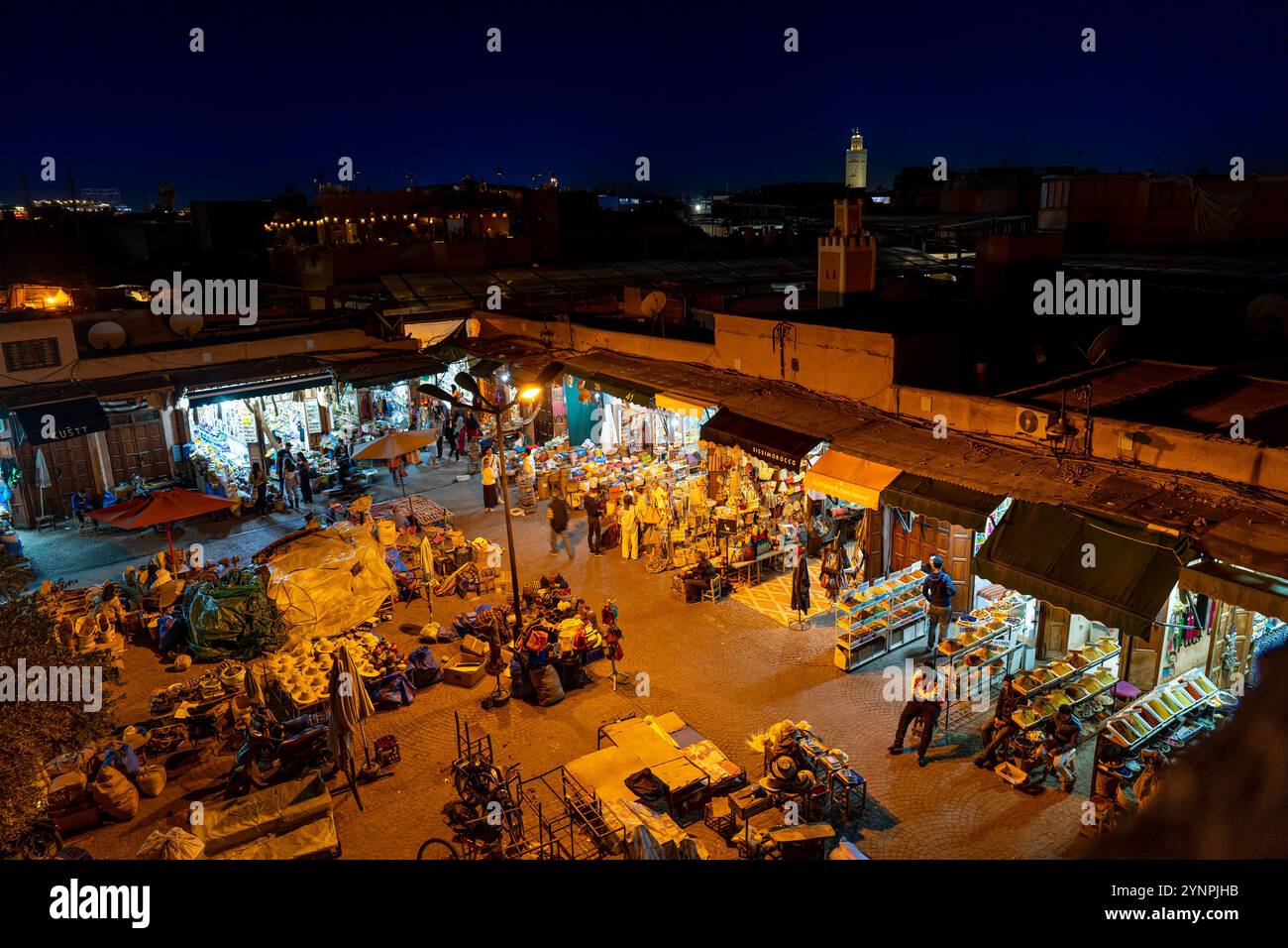 Vista panoramica notturna della Piazza delle spezie illuminata a Marrakech, Marocco Foto Stock