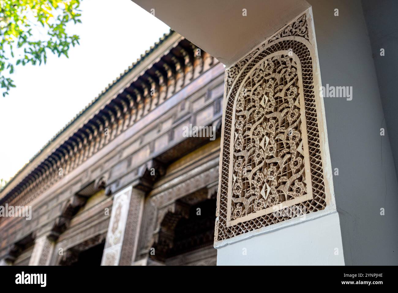 Primo piano dell'ornamento islamico nel Palazzo Bahia di Marrakech, Marocco Foto Stock
