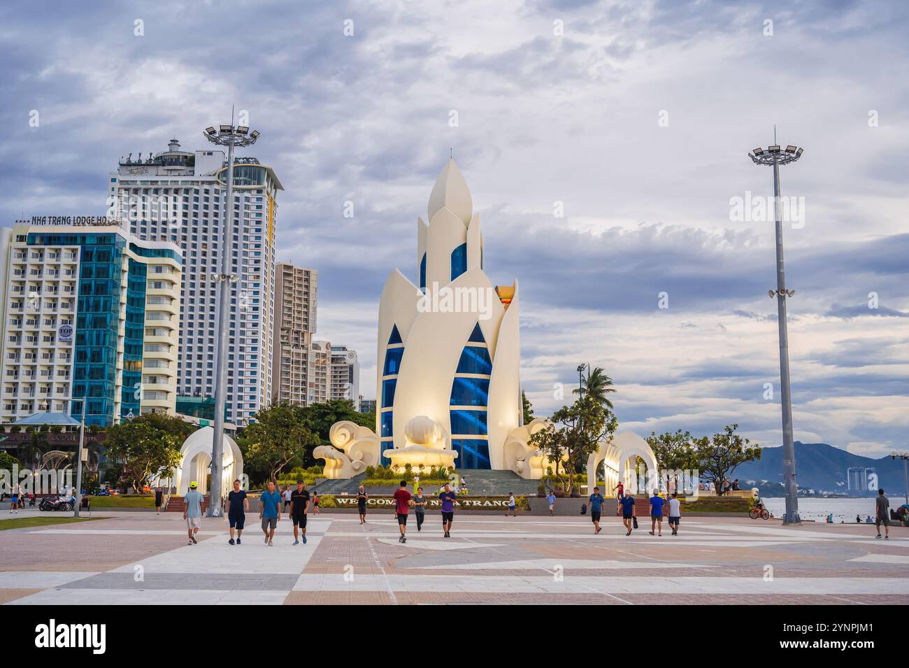 Lotus Tower o Thap tram Huong Tower nella piazza centrale della città di Nha Trang sul lungomare con il tempo nuvoloso. Nha Trang, Vietnam - 6 settembre 2024 Foto Stock