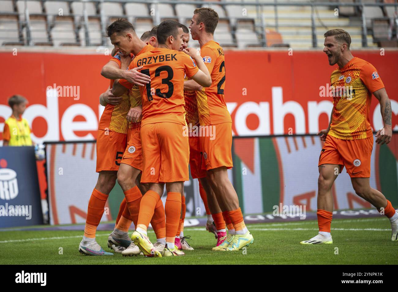 LUBIN, POLONIA - 23 LUGLIO 2023: Partita di calcio polacca PKO Ekstraklasa tra KGHM Zaglebie Lubin e Ruch Chorzow 2:1. Squadra di Zaglebie dopo aver segnato g Foto Stock