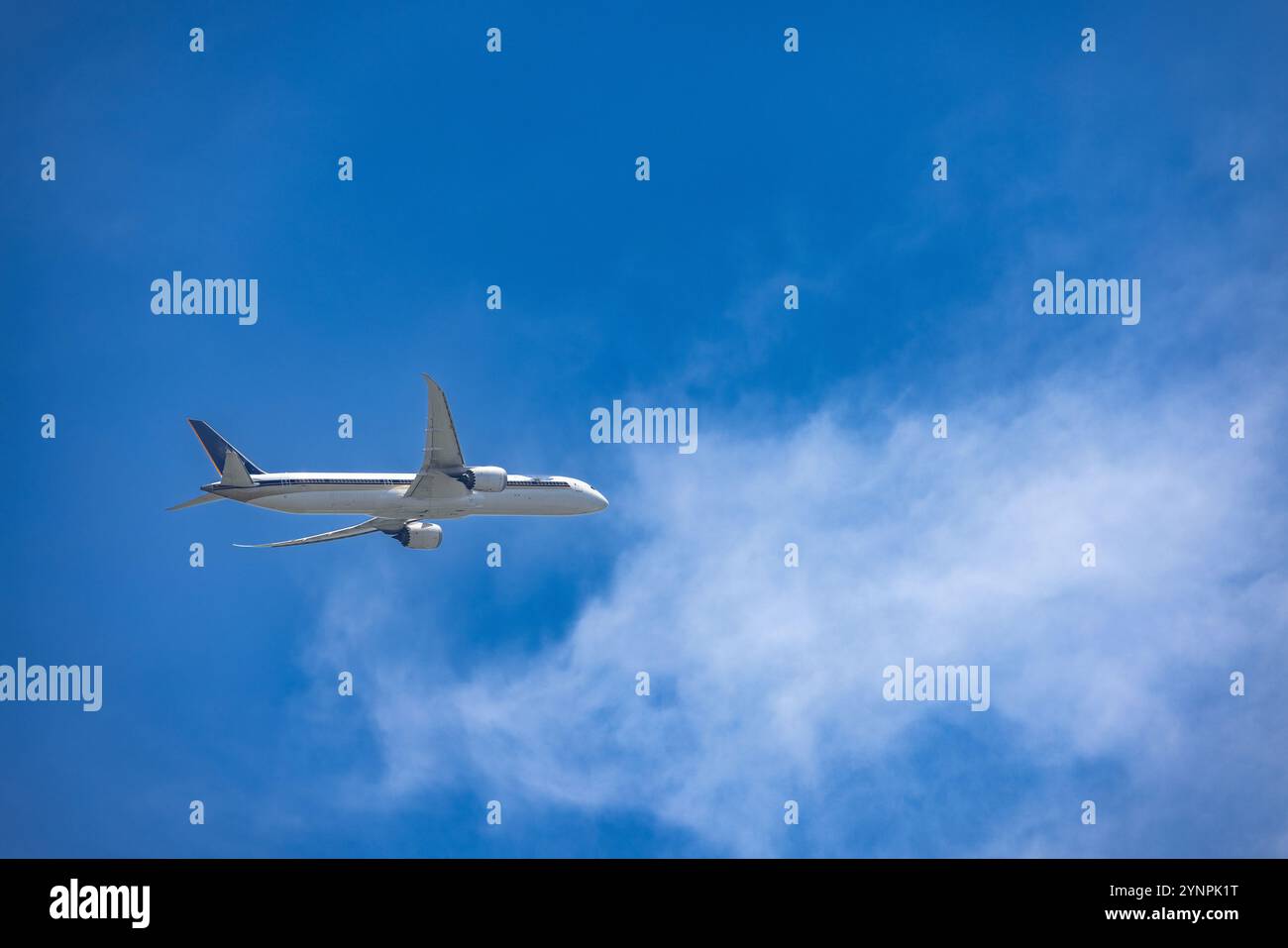 Airborne Majesty: Jet Flying through Clear Blue Skies Foto Stock