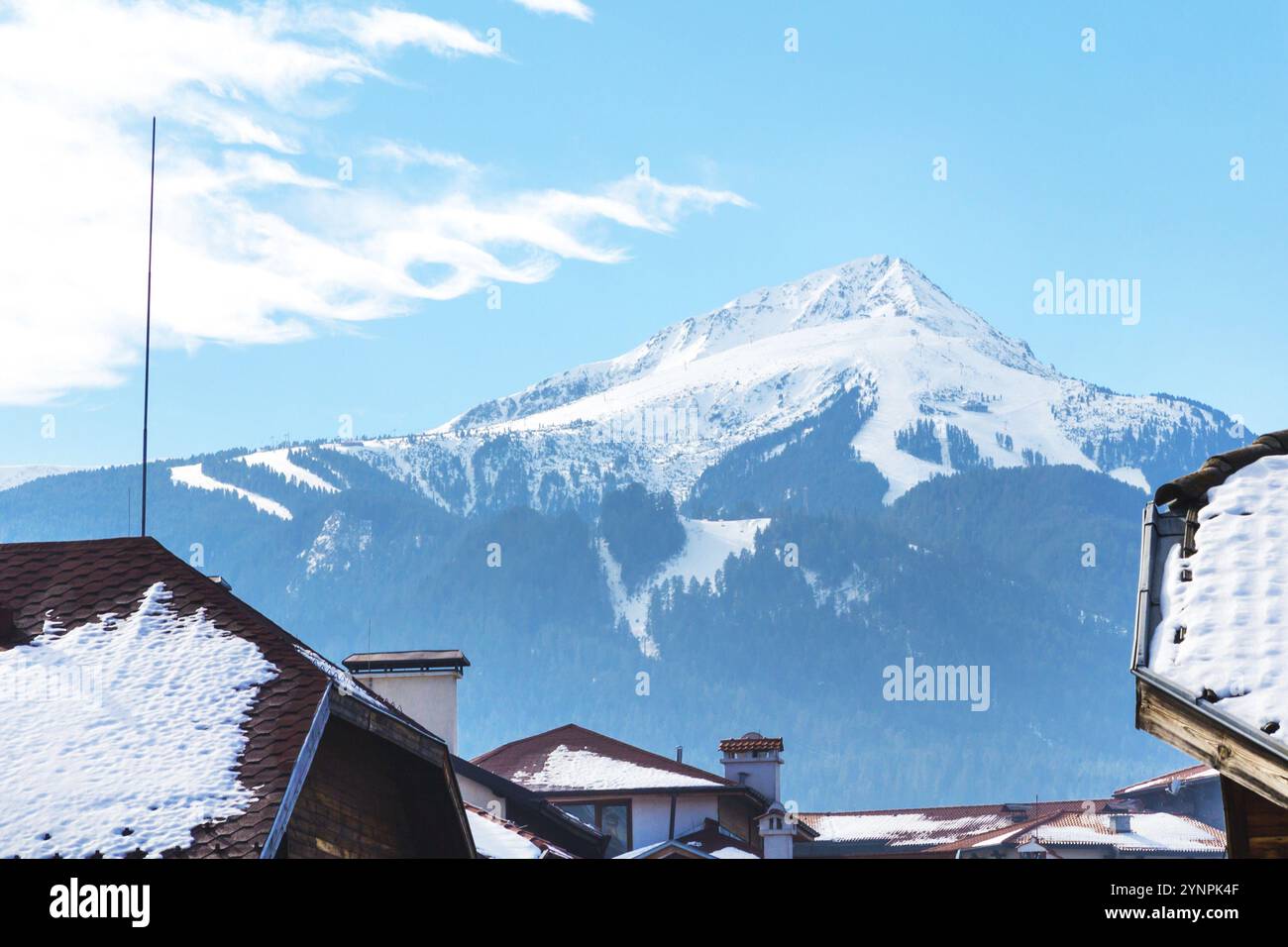 Vivace località sciistica di Bansko Travel con area sciistica, vetta delle montagne innevate, cielo azzurro nuvoloso, Bulgaria, Europa Foto Stock