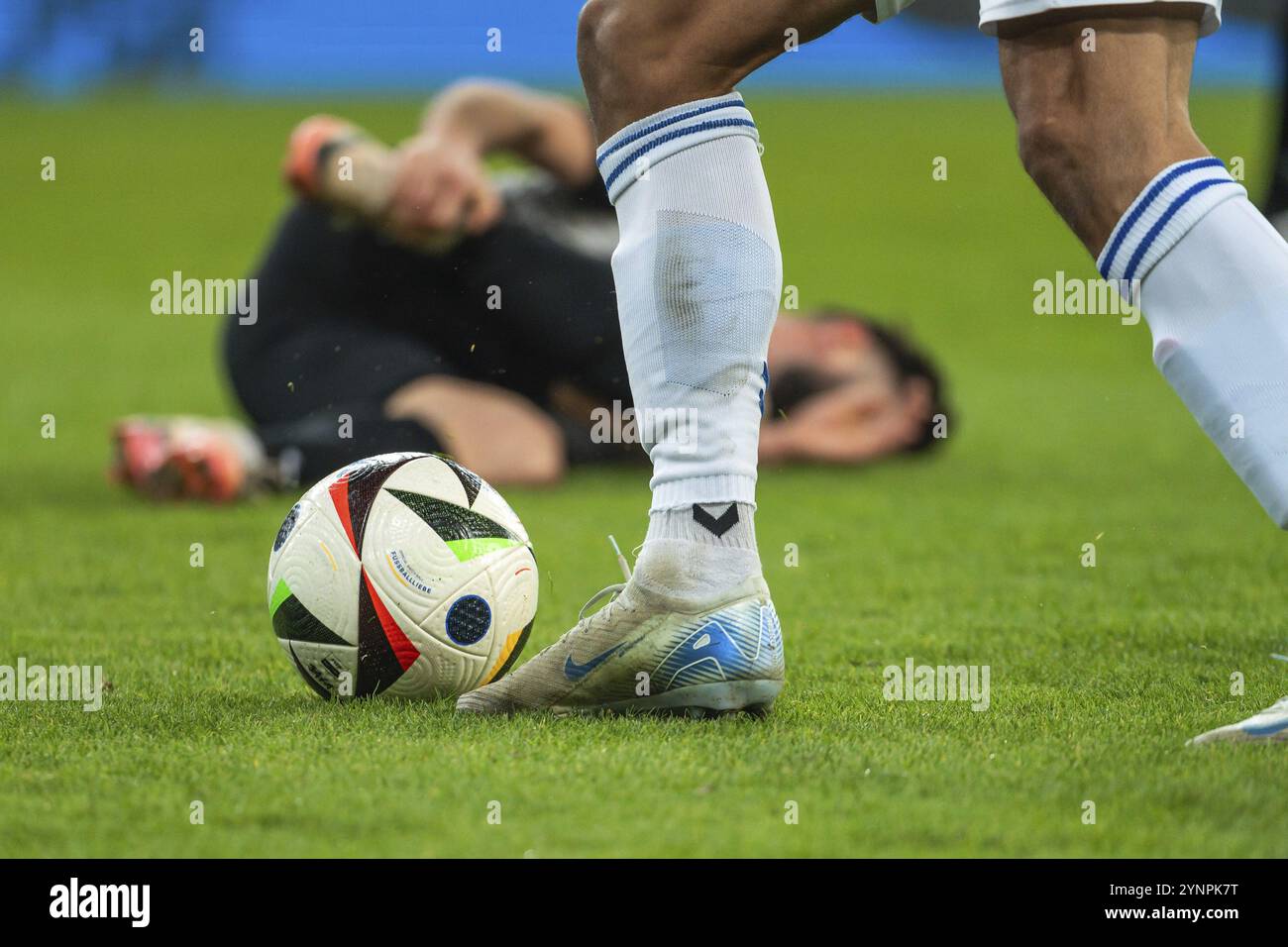 LUBIN, POLONIA - 22 NOVEMBRE 2024: Partita di calcio polacca PKO Ekstraklasa tra KGHM Zaglebie Lubin vs Motor Lublin. Dettaglio della gamba e della palla del giocatore. Foto Stock