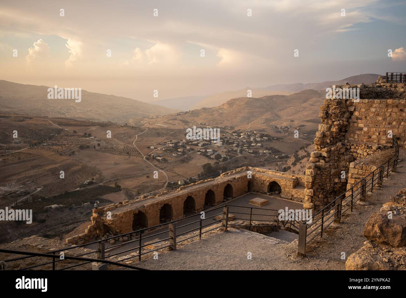 Splendido paesaggio della regione giordana nel pomeriggio. Scena all'aperto in Medio Oriente. Vista del paesaggio a Karak in Giordania. Foto Stock