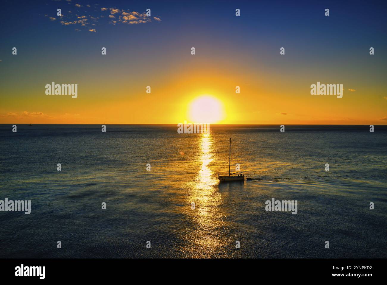 Tramonto su Dominica nei Caraibi con un bel cielo Foto Stock