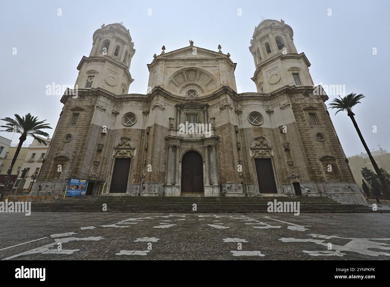 Catedral de Cadiz e piazza principale in un tempo nebbia a metà ottobre Foto Stock