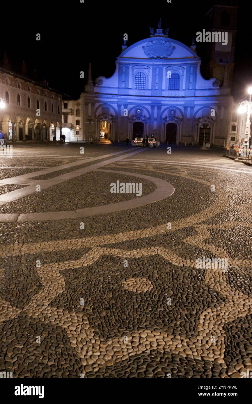 Luce blu per autismo giorno in una piazza rinascimentale. Vigevano, Lombardia. Italia Foto Stock