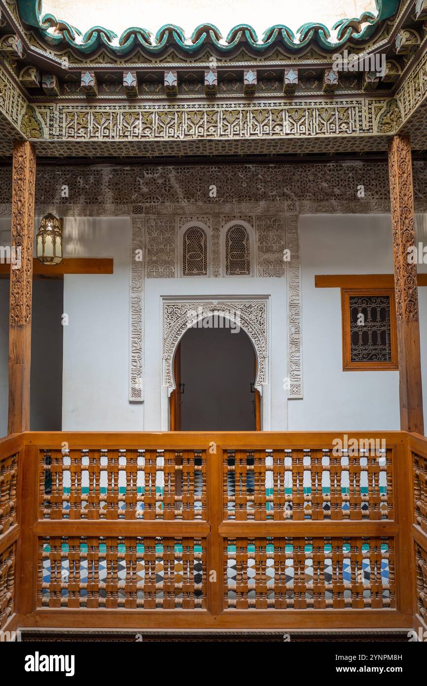 Corrimano in legno del cortile interno nella Madrassa Ben Youssef Marrakech, Marocco Foto Stock