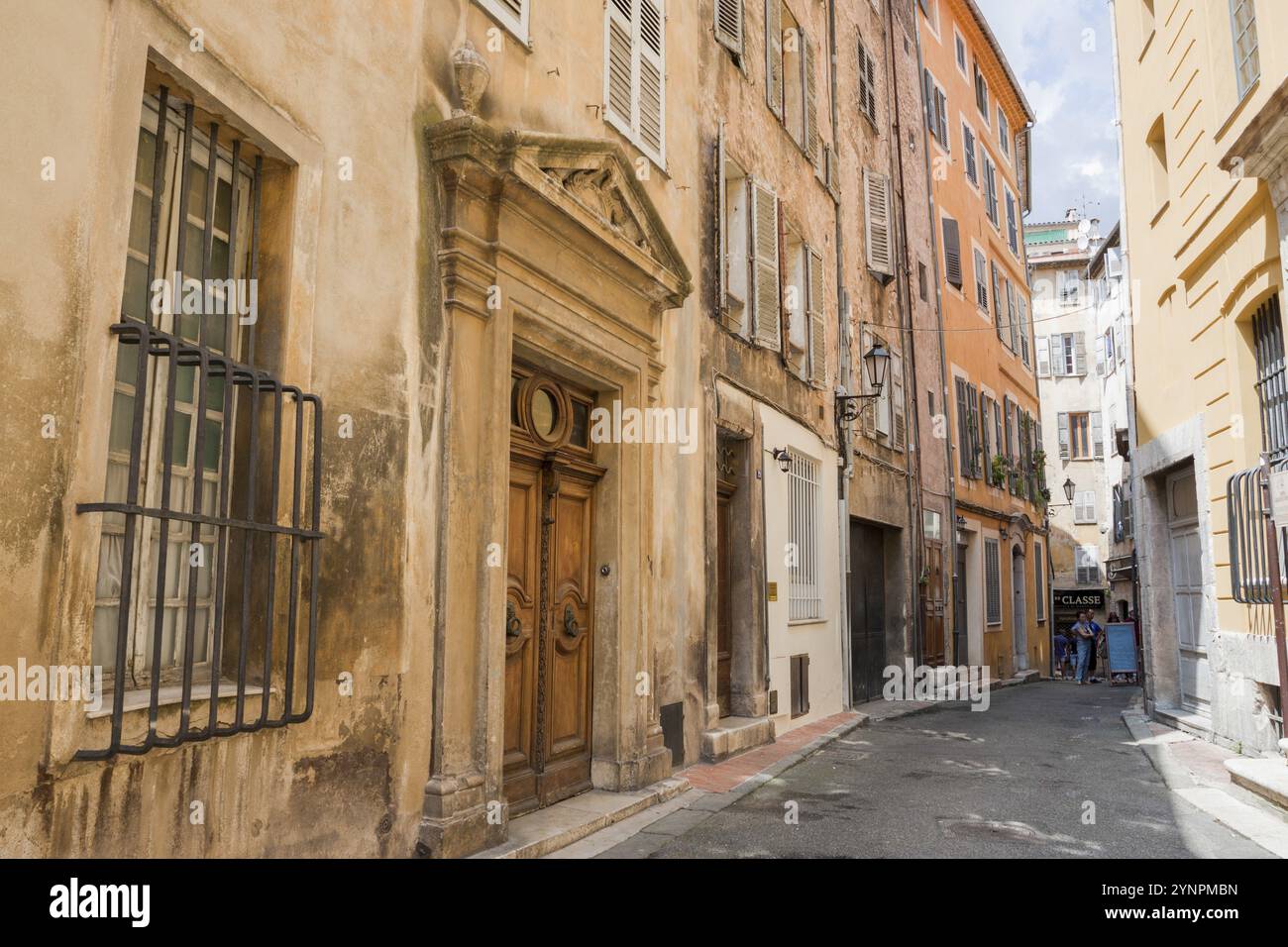 Tipico vicolo provenzale ed edifici a mezzogiorno d'estate. Grasse, Provenza-Alpi-Costa Azzurra. Francia Foto Stock