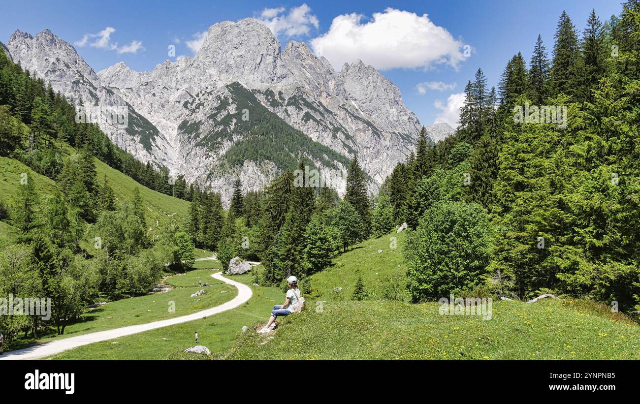L'escursionista sul sentiero che porta al passo Hirschbichl fa una pausa e ammira il Foto Stock