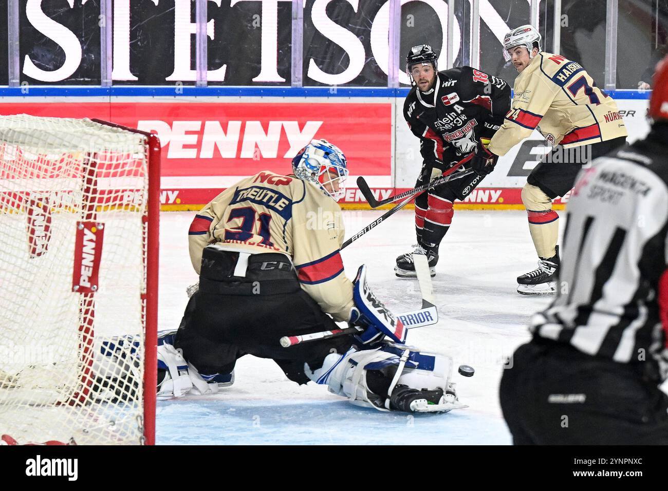 Eishockey DEL - 24/25 -20. Spieltag: Kölner Haie vs Nürnberg Ice Tigers AM 26.11.2024 in der LANXESS arena in Köln Save von Nürnbergs Torhüter Niklas Treutle (Nr.31) gegen Kölns Josh Currie (Nr.18) foto: Osnapix Foto Stock