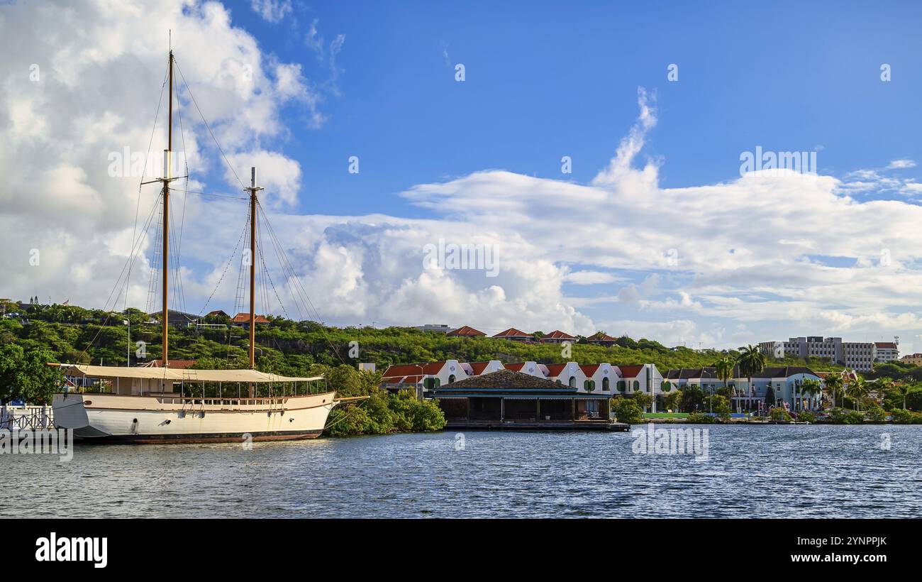 Una vista di una nave a vela nel porto di Willemstad a Curacao con un cielo blu Foto Stock