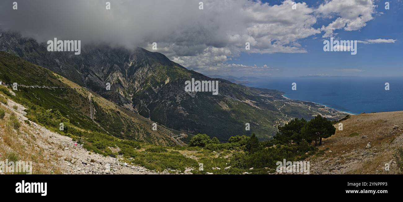 Vista dal passo di montagna Llogara nella parte meridionale come un panorama stich Foto Stock