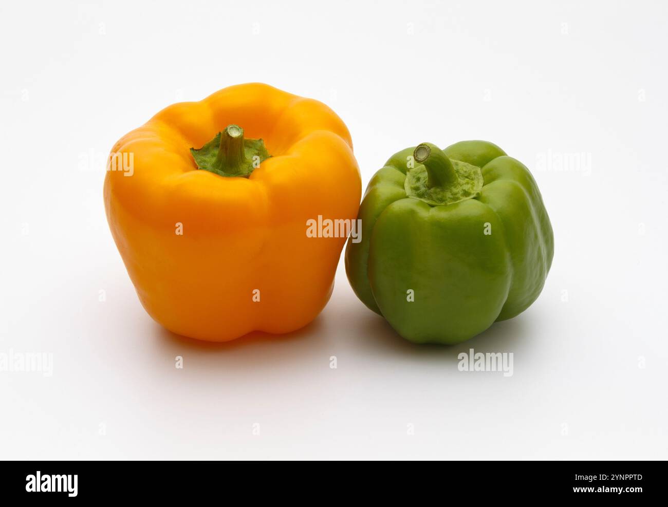 Il peperone è il frutto di piante del gruppo Grossum della specie Capsicum annuum. Arancia fresca e verde commestibile, peperoni. Foto Stock