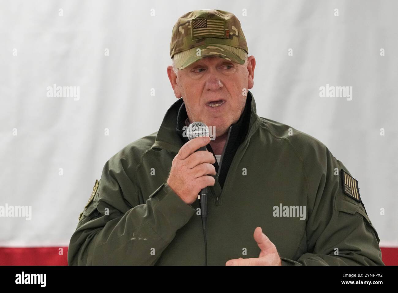 Eagle Pass Texas USA, novembre 26 2024: TOM HOMAN, recentemente nominato "zar di frontiera", parla alle forze dell'ordine riunite nella sala da pranzo della base operativa avanzata per l'operazione Lone Star, che fornisce sicurezza lungo il confine tra Stati Uniti e Messico nel sud del Texas. Homan in seguito servì i pasti del Ringraziamento con Greg Abbott, governatore del Texas. Crediti: Bob Daemmrich/Alamy Live News Foto Stock