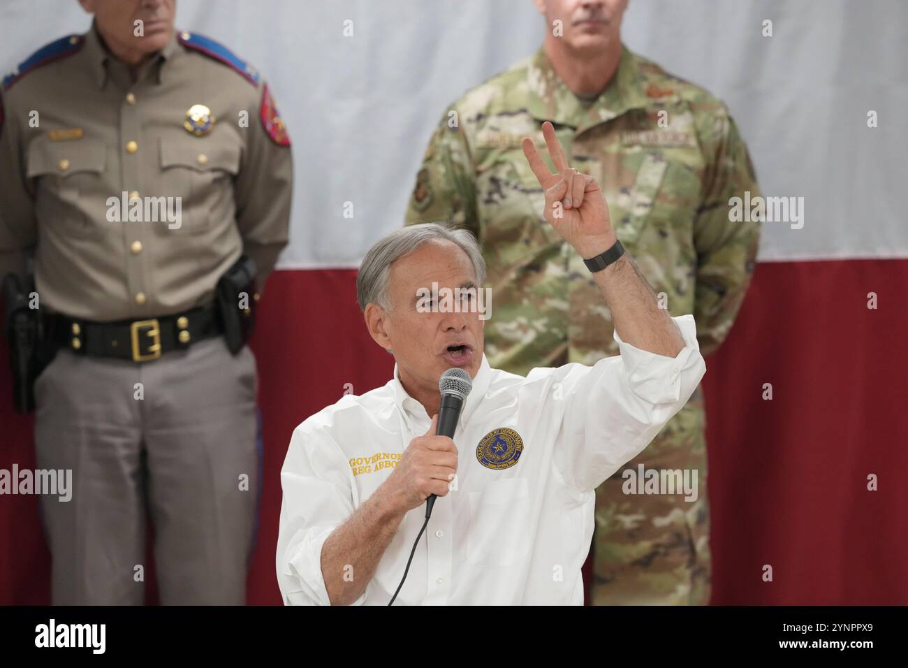 Eagle Pass, Stati Uniti. 26 novembre 2024. GREG ABBOTT, governatore del Texas, parla con le truppe della Guardia Nazionale riunite alla base per l'operazione Lone Star durante la visita del nuovo "zar di frontiera" Tom Homan (non mostrato) e altre forze dell'ordine nella loro sala da pranzo fuori Eagle Pass, Texas, il 26 novembre 2024. Crediti: Bob Daemmrich/Alamy Live News Foto Stock