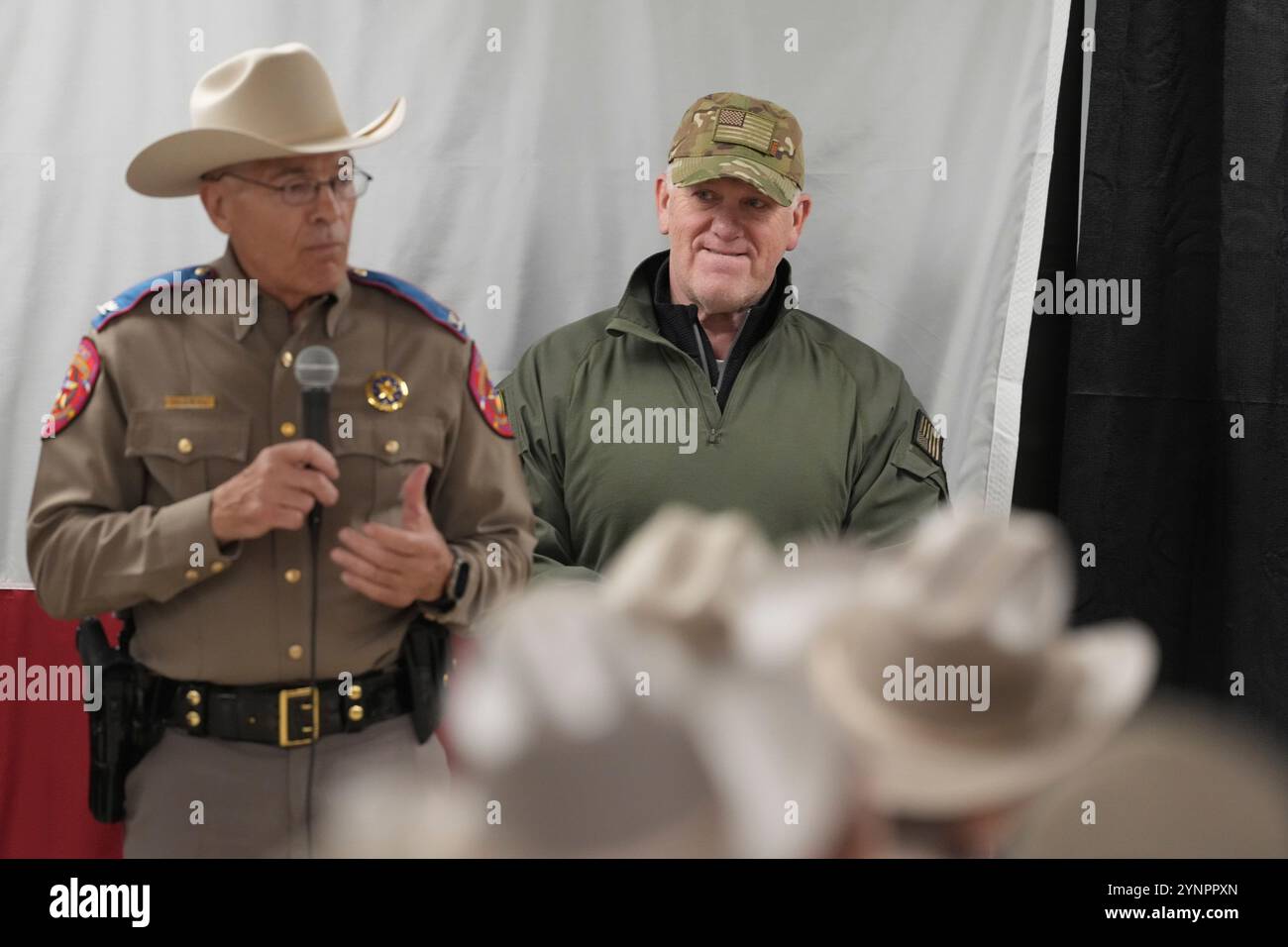 Eagle Pass Texas USA, novembre 26 2024: Lo zar di confine TOM HOMAN (a destra) ascolta il direttore del Dipartimento della pubblica sicurezza del Texas STEVE MCCRAW alla base operativa Operation Lone Star Forward Credit: Bob Daemmrich/Alamy Live News Foto Stock
