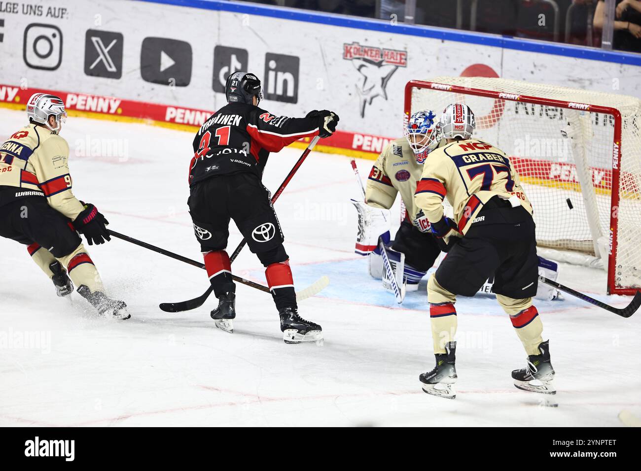 Juhani Tyrvaeinen (Koeln) erzielt das Tor zum 4:2 gegen Nuernberg Koelner Haie vs Nuernberg Ice Tigers, Eishockey, DEL, 26.11.2024 foto: Rene Weiss/Eibner Foto Stock