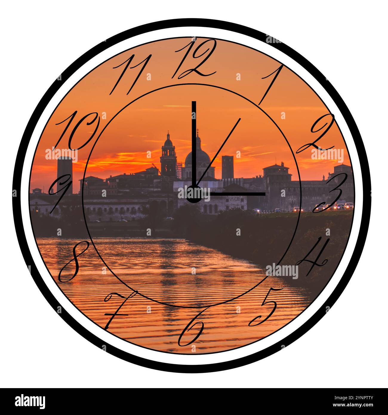 Orologio che mostra le tre con il paesaggio al tramonto della città DI MANTOVA isolato su sfondo bianco. Foto Stock