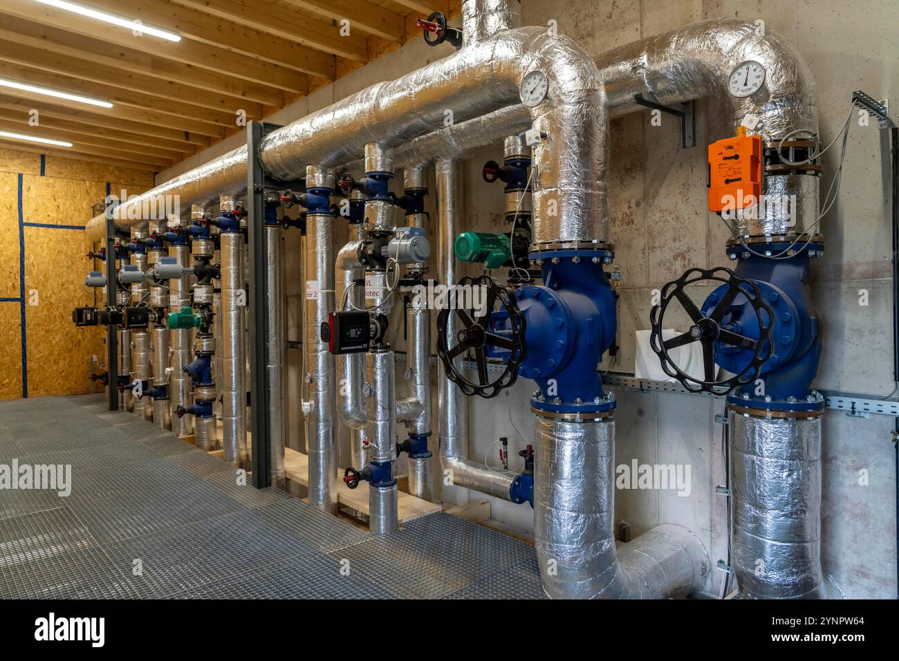 Tubi, elementi di controllo del serbatoio di accumulo del calore di un impianto di produzione di biogas, 5000 metri cubi di acqua calda per la protezione dell'energia, per l'alimentazione di riscaldamento locale, Foto Stock