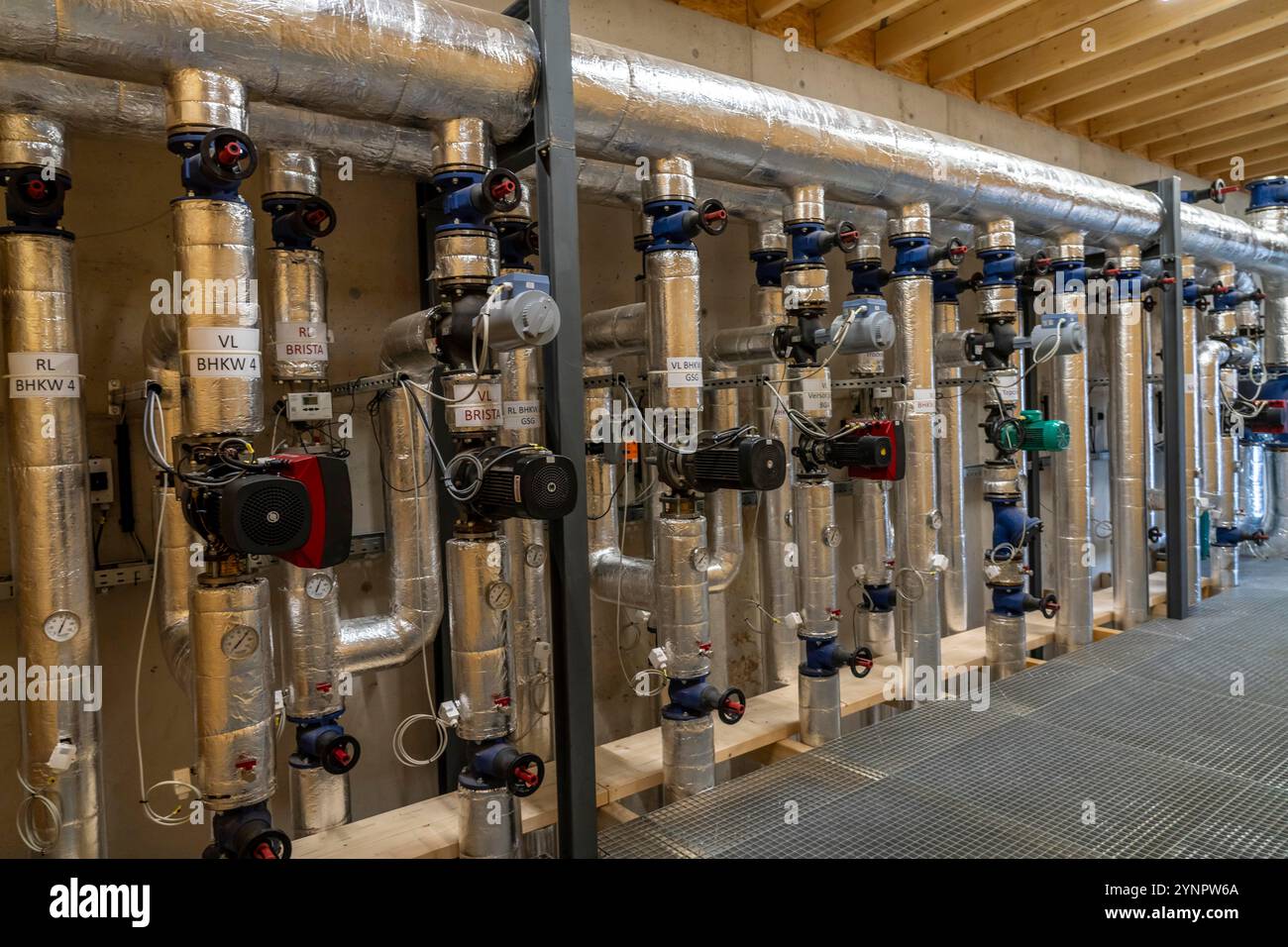 Tubi, elementi di controllo del serbatoio di accumulo del calore di un impianto di produzione di biogas, 5000 metri cubi di acqua calda per la protezione dell'energia, per l'alimentazione di riscaldamento locale, Foto Stock