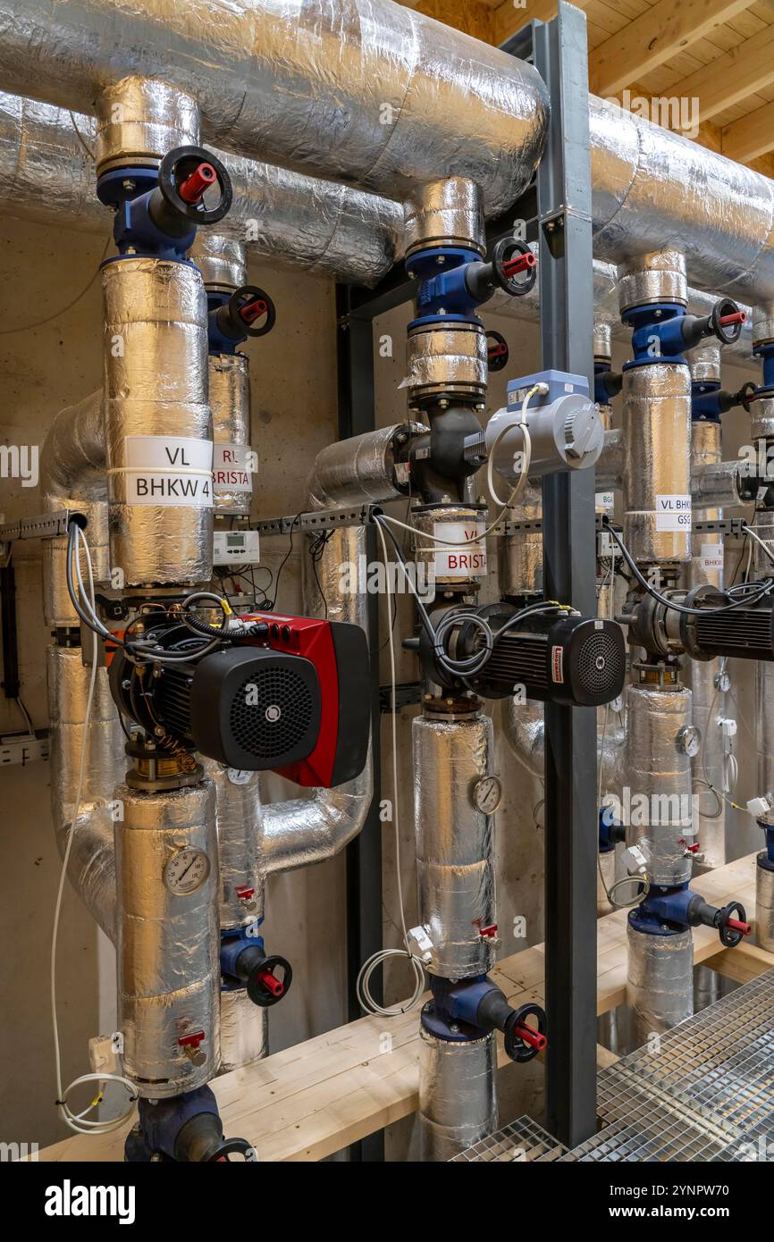 Tubi, elementi di controllo del serbatoio di accumulo del calore di un impianto di produzione di biogas, 5000 metri cubi di acqua calda per la protezione dell'energia, per l'alimentazione di riscaldamento locale, Foto Stock
