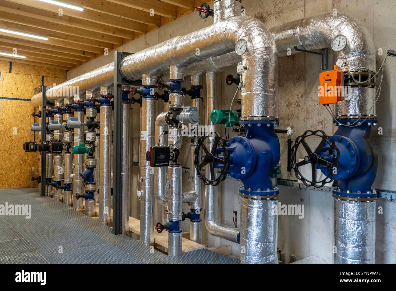 Tubi, elementi di controllo del serbatoio di accumulo del calore di un impianto di produzione di biogas, 5000 metri cubi di acqua calda per la protezione dell'energia, per l'alimentazione di riscaldamento locale, Foto Stock