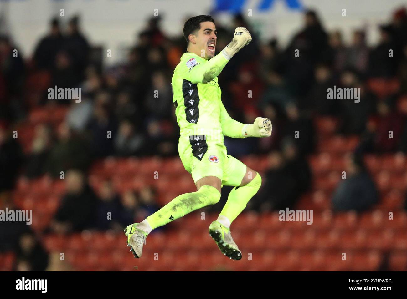 Joel Pereira di Reading celebra il suo equalizzatore durante la partita di Sky Bet League 1 Barnsley vs Reading a Oakwell, Barnsley, Regno Unito, 26 novembre 2024 (foto di Sam Eaden/News Images) Foto Stock