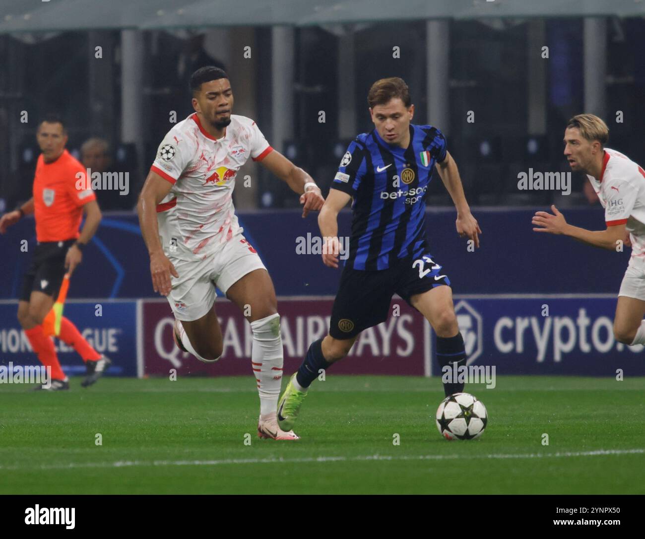 Milano, Italia. 26 novembre 2024. Nicolo Barella dell'Inter FC e Lois Openda dell'RB Leipzig durante la UEFA Champions League 2024/25, partita di calcio tra FC Inter e RB Leipzig il 26 novembre 2024 allo Stadio San Siro '' Giuseppe Meazza'' di Milano, Italia, crediti: Nderim Kaceli/Alamy Live News Foto Stock