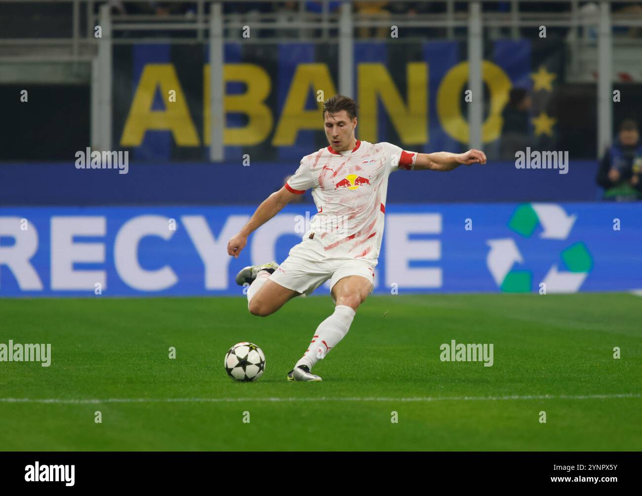 Milano, Italia. 26 novembre 2024. Willi Urban di Lirpzig durante la UEFA Champions League 2024/25, partita di calcio tra FC Inter e RB Leipzig il 26 novembre 2024 allo Stadio San Siro '' Giuseppe Meazza'' di Milano, Italia, credito: Nderim Kaceli/Alamy Live News Foto Stock