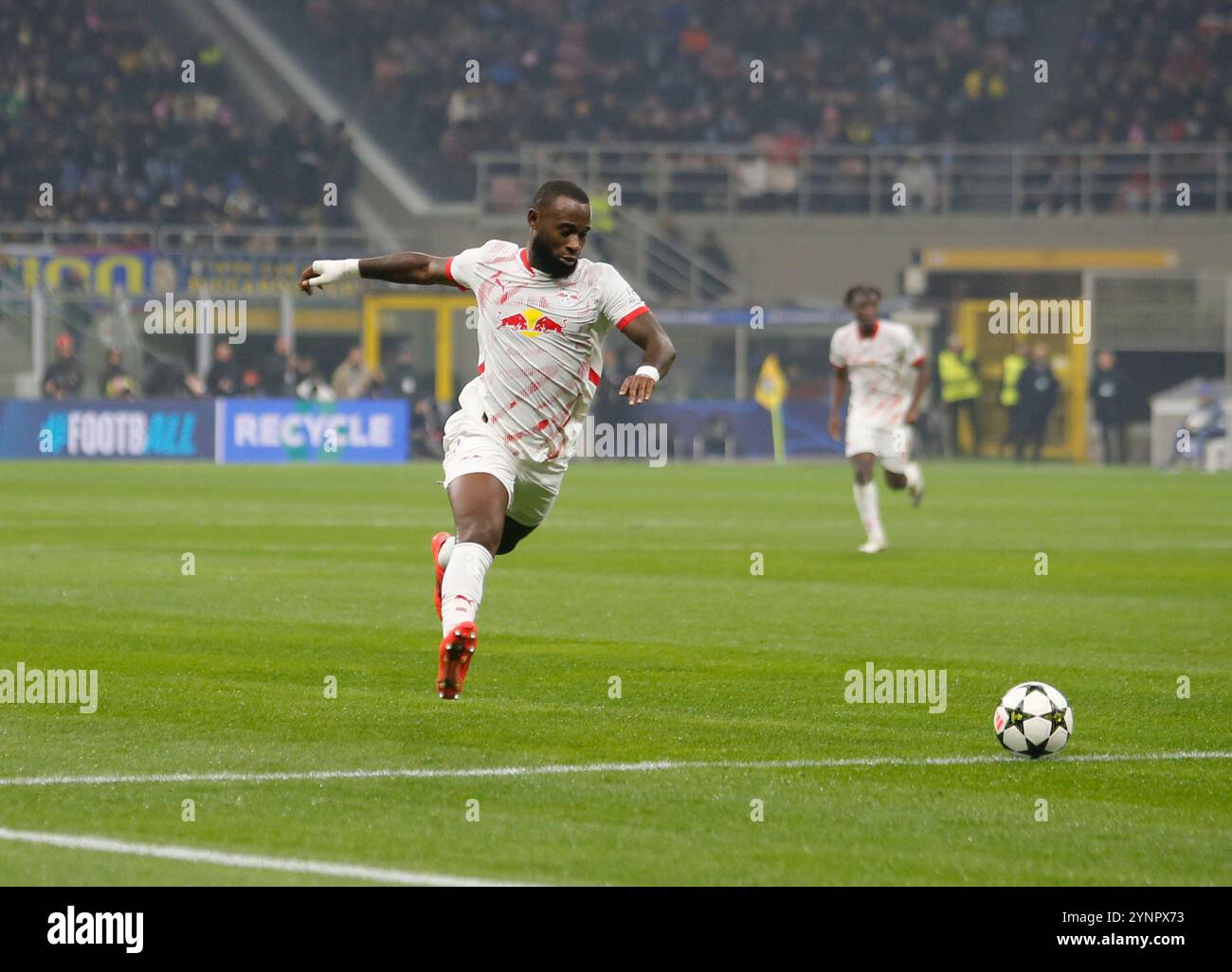 Milano, Italia. 26 novembre 2024. Lutsharel Geertruida dell'RB Leipzig durante la UEFA Champions League 2024/25, partita di calcio tra FC Inter e RB Leipzig il 26 novembre 2024 allo Stadio San Siro '' Giuseppe Meazza'' di Milano, Italia, credito: Nderim Kaceli/Alamy Live News Foto Stock