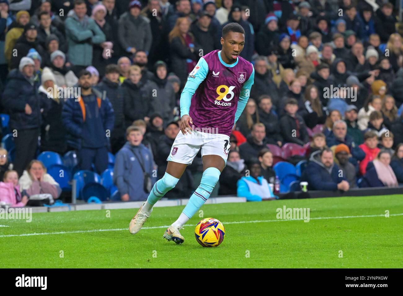 Turf Moor, Burnley, Lancashire, Regno Unito. 26 novembre 2024. EFL Championship Football, Burnley contro Coventry City; Jaidon Anthony di Burnley con il pallone Credit: Action Plus Sports/Alamy Live News Foto Stock