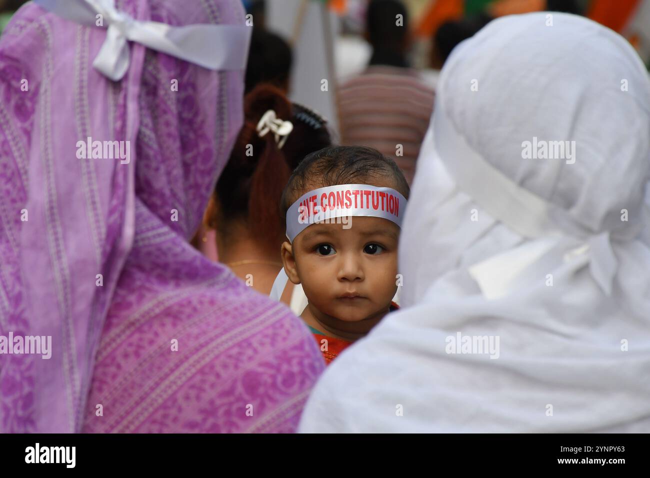 Kolkata, Bengala Occidentale, India. 26 novembre 2024. Nel 75° anno della costituzione dell'India, i più grandi attivisti del Congresso Nazionale Indiano (Inc) di opposizione dell'India hanno fatto una marcia colorata, chiedendo la protezione dei diritti costituzionali. Il 26 novembre 1949, l'Assemblea Costituente ha adottato la Costituzione, entrata in vigore il 26 gennaio 1950, (Credit Image: © Sayantan Chakraborty/Pacific Press via ZUMA Press Wire) SOLO USO EDITORIALE! Non per USO commerciale! Foto Stock