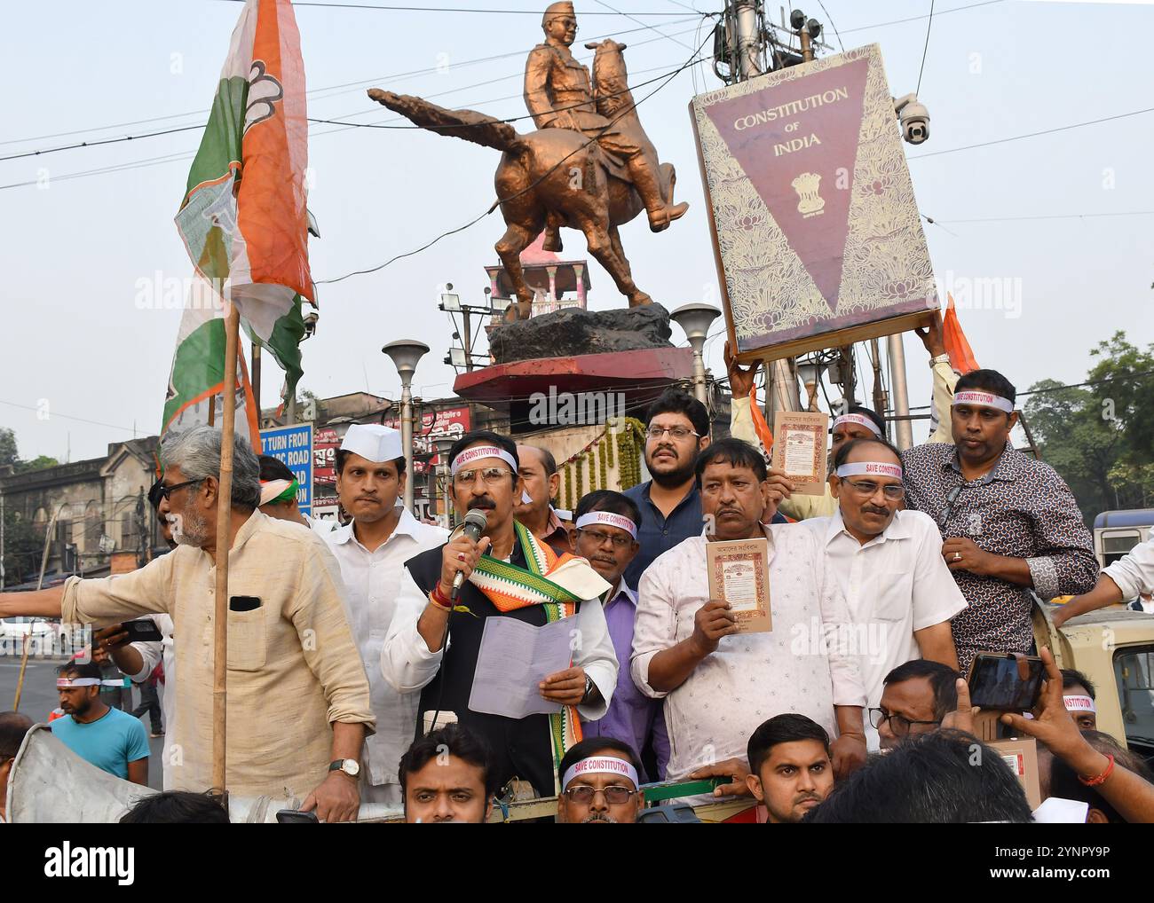 Kolkata, Bengala Occidentale, India. 26 novembre 2024. Nel 75° anno della costituzione dell'India, i più grandi attivisti del Congresso Nazionale Indiano (Inc) di opposizione dell'India hanno fatto una marcia colorata, chiedendo la protezione dei diritti costituzionali. Il 26 novembre 1949, l'Assemblea Costituente ha adottato la Costituzione, entrata in vigore il 26 gennaio 1950, (Credit Image: © Sayantan Chakraborty/Pacific Press via ZUMA Press Wire) SOLO USO EDITORIALE! Non per USO commerciale! Foto Stock