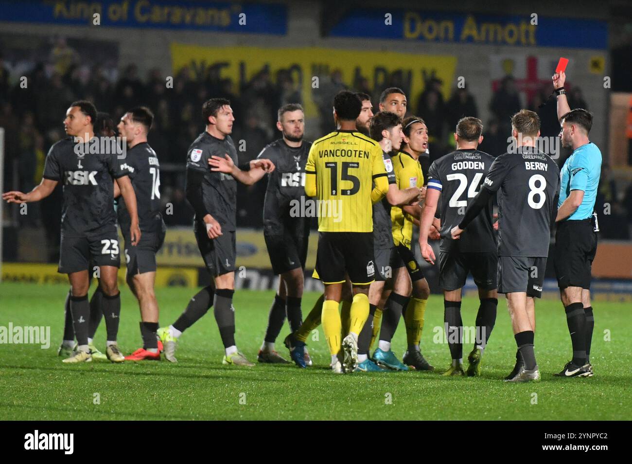 Burton upon Trent, Inghilterra. 26 novembre 2024. Charlie Webster di Burton Albion viene espulso durante la partita Sky Bet EFL League One tra Burton Albion e Charlton Athletic al Pirelli Stadium. Kyle Andrews/Alamy Live News Foto Stock