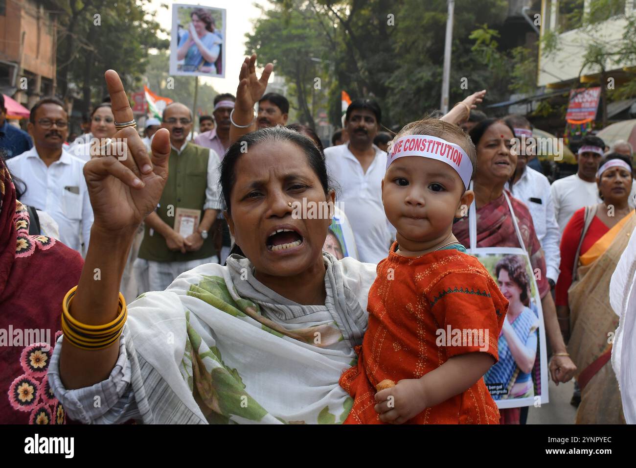 Kolkata, Bengala Occidentale, India. 26 novembre 2024. Nel 75° anno della costituzione dell'India, i più grandi attivisti del Congresso Nazionale Indiano (Inc) di opposizione dell'India hanno fatto una marcia colorata, chiedendo la protezione dei diritti costituzionali. Il 26 novembre 1949, l'Assemblea Costituente ha adottato la Costituzione, entrata in vigore il 26 gennaio 1950, (Credit Image: © Sayantan Chakraborty/Pacific Press via ZUMA Press Wire) SOLO USO EDITORIALE! Non per USO commerciale! Foto Stock