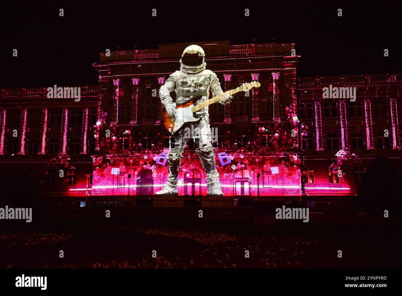 Astronauta che suona animazione con chitarra elettrica al Festival delle luci di Zagabria Foto Stock