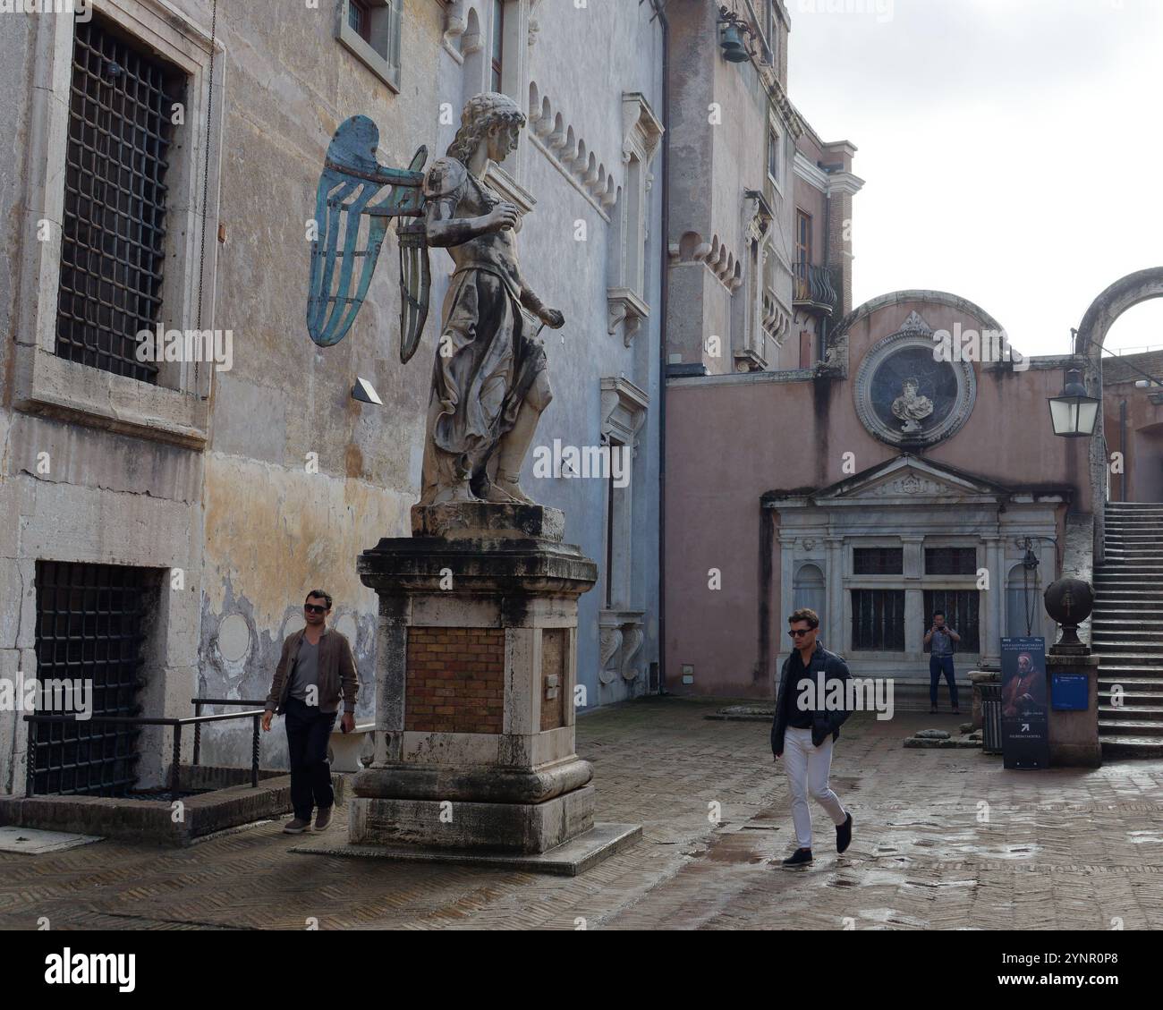 Statua dell'Angelo con ali in un cortile all'interno di Castel Sant'Angelo (precedentemente Mausoleo di Adriano) nella città di Roma, Italia. 26 novembre 2024 Foto Stock