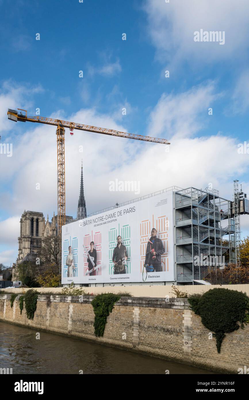 26 novembre 2024. Parigi. I lavori proseguono per il restauro di Notre Dame dopo l'incendio del 15 aprile 2019. La cattedrale riaprirà al pubblico il 7-8 dicembre 2024. Foto Stock