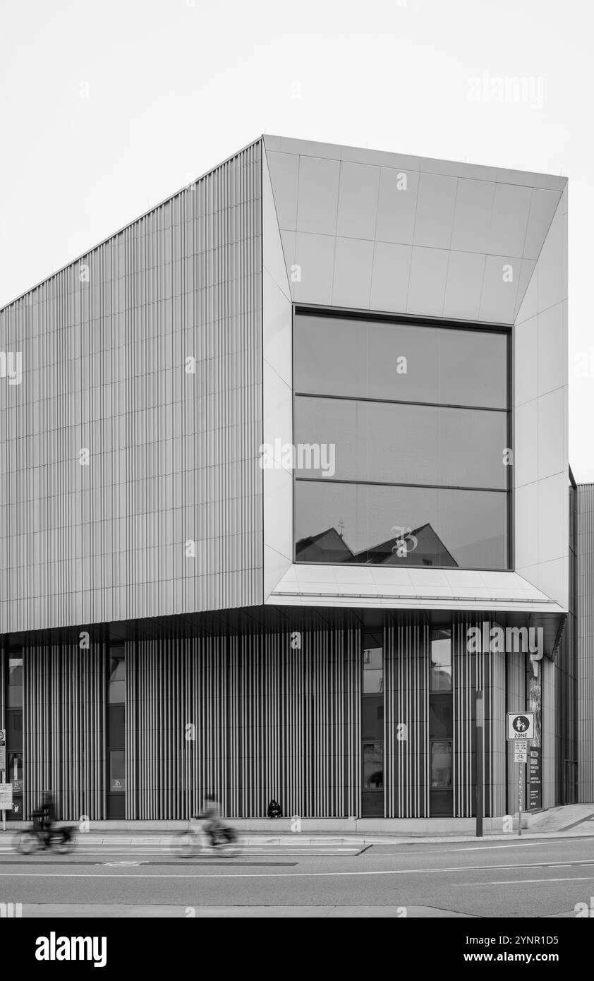 Edificio moderno a Ratisbona, utilizzato come museo in bianco e nero Foto Stock