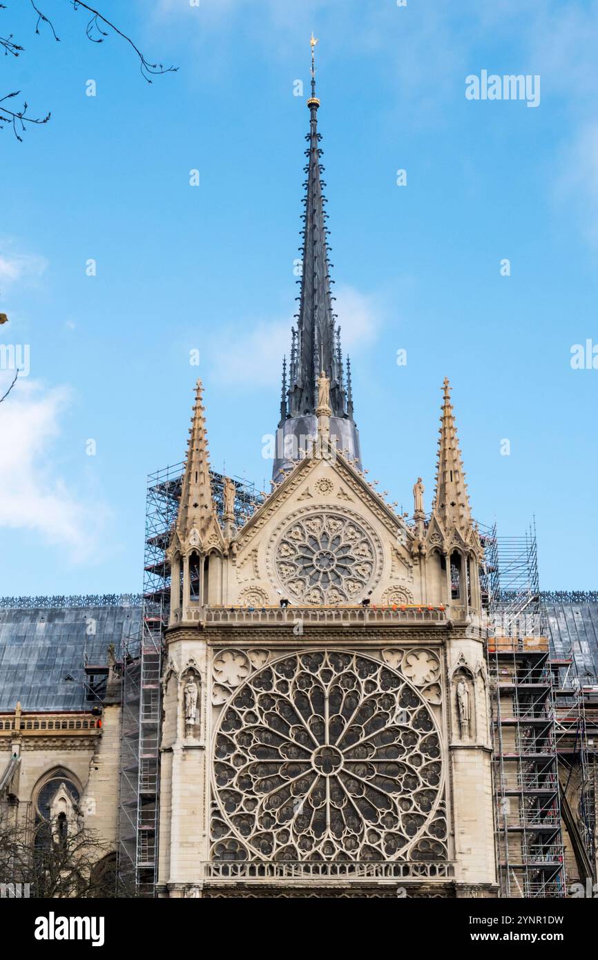 26 novembre 2024. Parigi. La nuova guglia fu completata il 16 dicembre 2023, che sostituì quella della Viollet-le-Duc, distrutta nell'incendio del 15 aprile 2019. La cattedrale riaprirà al pubblico il 7-8 dicembre 2024. Foto Stock