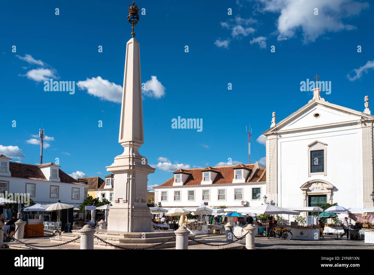 Piazza principale (Prac Marquês de Pombal) con chiesa (Igreja de Nossa Senhora da Encarnação) a Vila Real de Santo António, Algarve, Portogallo Foto Stock