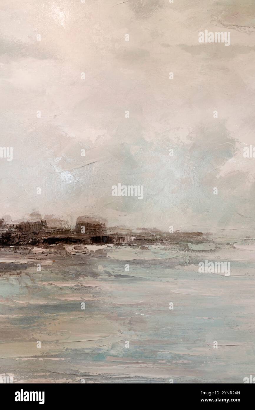 Pittura astratta e strutturata di una costa serena sotto cieli morbidi e nuvolosi, che evocano calma e tranquillità. Foto Stock