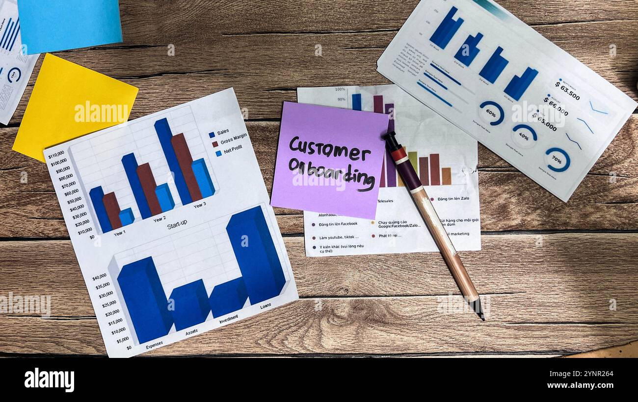 Concetto di inserimento del cliente scrivere su appunti adesivi isolati su un tavolo di legno. Foto Stock